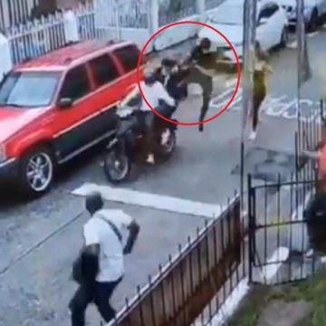(VIDEO) Hombre detiene a ladrones con ‘patada voladora’ en Colombia