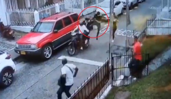 (VIDEO) Hombre detiene a ladrones con ‘patada voladora’ en Colombia