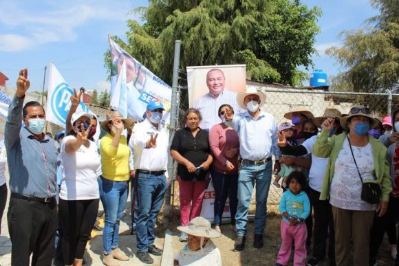 Memo Velázquez dialoga con vecinos de Tolometla, Atlixco