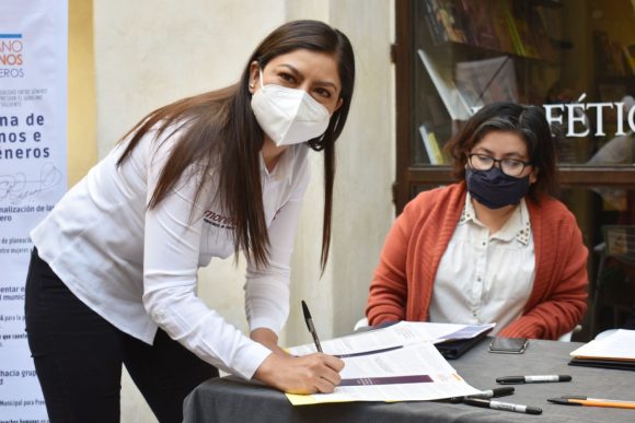 Firma Claudia Rivera Derechos CMH Claudia Rivera firma agenda ciudadana de derechos humanos e igualdad entre géneros