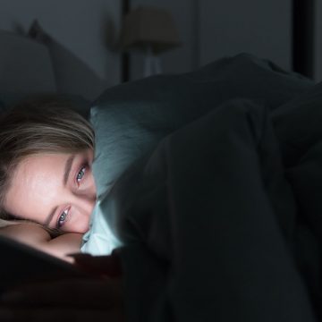¿Lo último qué haces antes de dormir es ver tu celular?