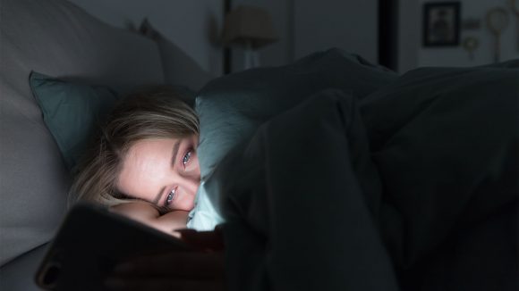 ¿Lo último qué haces antes de dormir es ver tu celular?