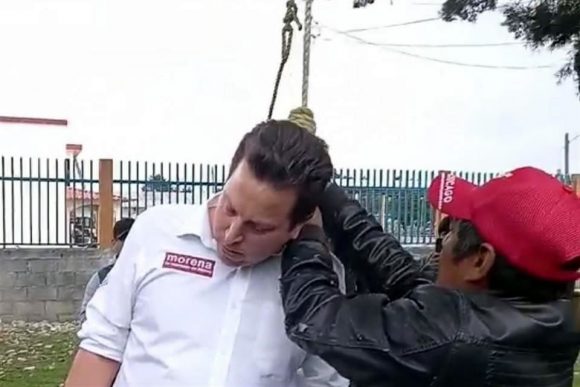 VIDEO Le ponen soga al cuello a candidato de Morena por incumplir sus promesas