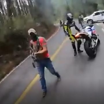 (VIDEO) Hombres armados asaltan a motociclistas en carretera de Edomex
