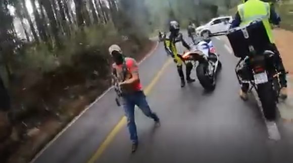 (VIDEO) Hombres armados asaltan a motociclistas en carretera de Edomex