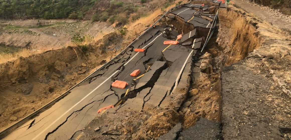 Colapsa tramo de Autopista Siglo XXI en Michoacán