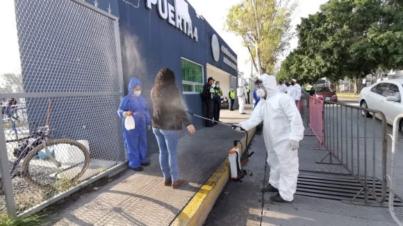 En orden miles de maestros reciben la vacuna en C.U