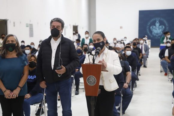 Aplica IMSS 200 dosis por hora en puntos de vacunación de maestros