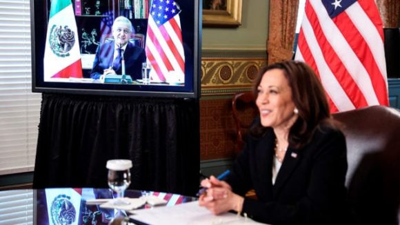 “Busquemos entendimiento, no pelea”, pide AMLO a Kamala Harris en reunión