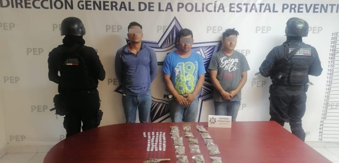 Presuntos distribuidores de droga, detenidos por Policía Estatal en Cuautlancingo