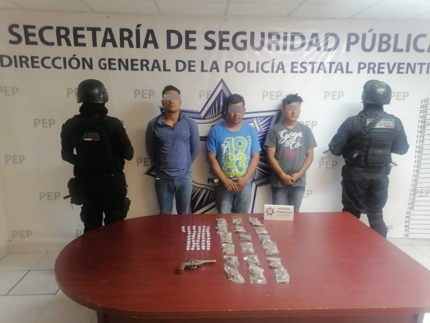 Presuntos distribuidores de droga, detenidos por Policía Estatal en Cuautlancingo