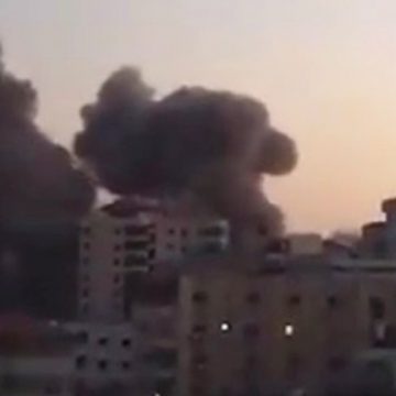 Se desploma edificio de 12 plantas en Franja de Gaza tras bombardeo de Israel