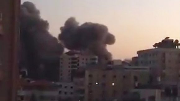 Se desploma edificio de 12 plantas en Franja de Gaza tras bombardeo de Israel