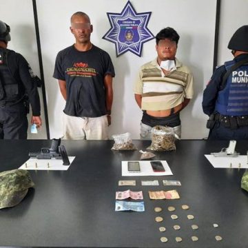 Con armas y aparente droga, Policía Estatal detiene a dos hombres