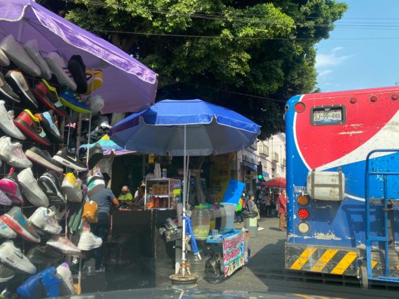 El ambulantaje fuera de control y se instalan cerca de los 19 puntos de vacunación anti Covid