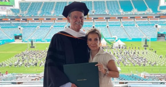 El ex presidente Fox recibe Honoris Causa de manos de su ex secretario de salud