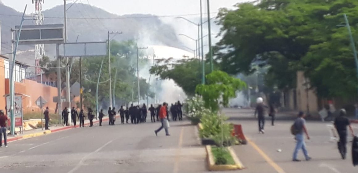 Enfrentamiento entre normalistas y policías deja 95 detenidos