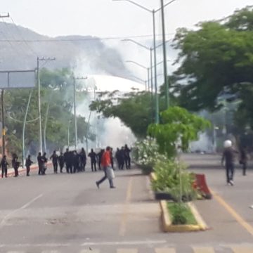 Enfrentamiento entre normalistas y policías deja 95 detenidos