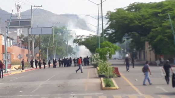 Enfrentamiento entre normalistas y policías deja 95 detenidos