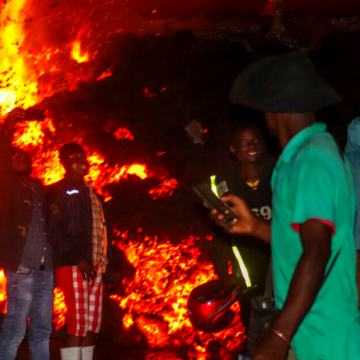 Se toman selfies frente a casas en llamas con lava del volcán del Congo