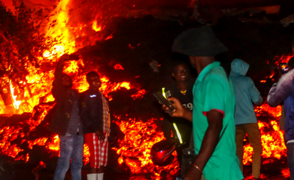 Se toman selfies frente a casas en llamas con lava del volcán del Congo