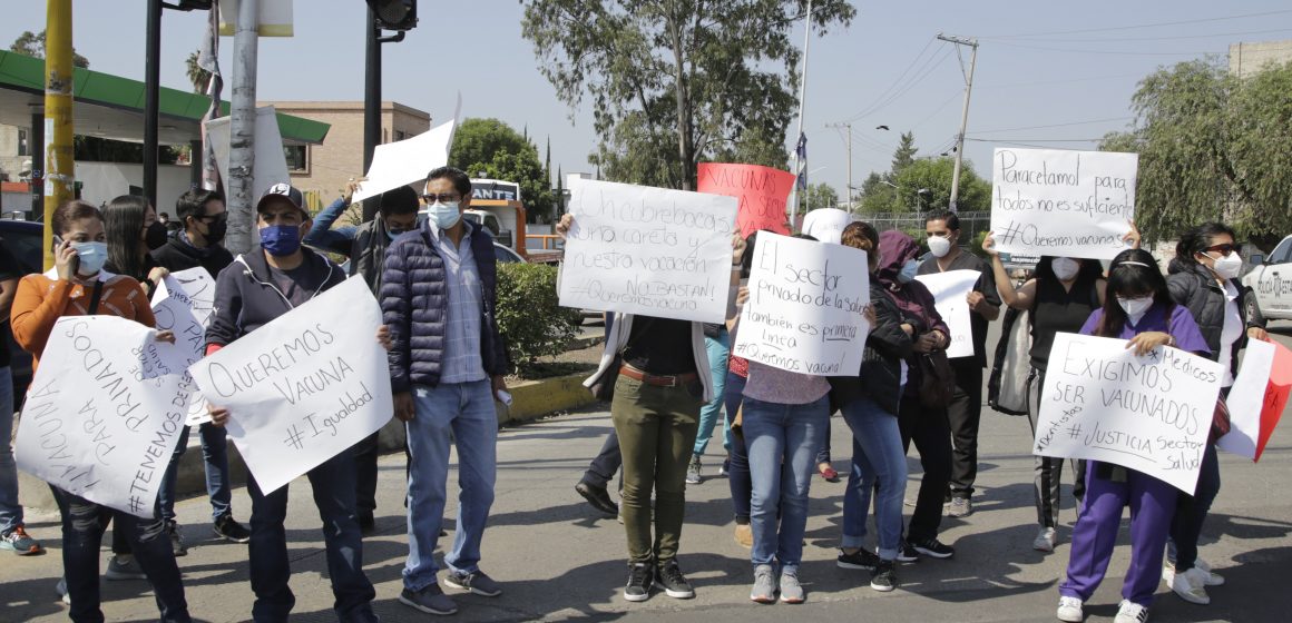 (FOTOS) Médicos del sector privado bloquean avenidas en exigencia de recibir vacuna anti Covid