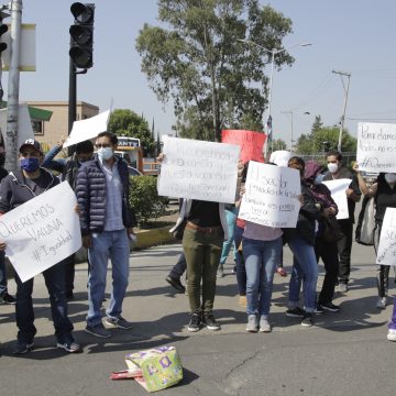 (FOTOS) Médicos del sector privado bloquean avenidas en exigencia de recibir vacuna anti Covid