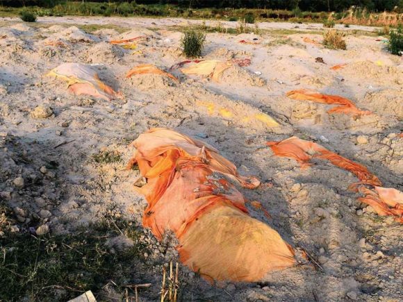 Por emergencia en India entierran a sus muertos a orillas del río Ganges