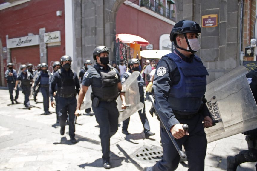 POLICÍA . RIÑA DE AMBULANTES Ayuntamiento de Puebla no tiene control sobre los ambulantes: Regidores PAN