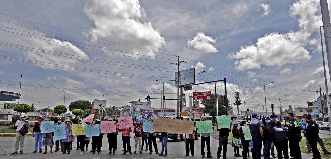 Familias de Canoa bloquean la China Poblana en la exigencia de agua potable