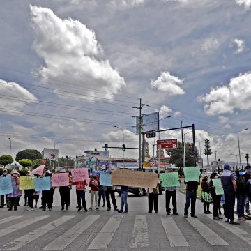 Familias de Canoa bloquean la China Poblana en la exigencia de agua potable