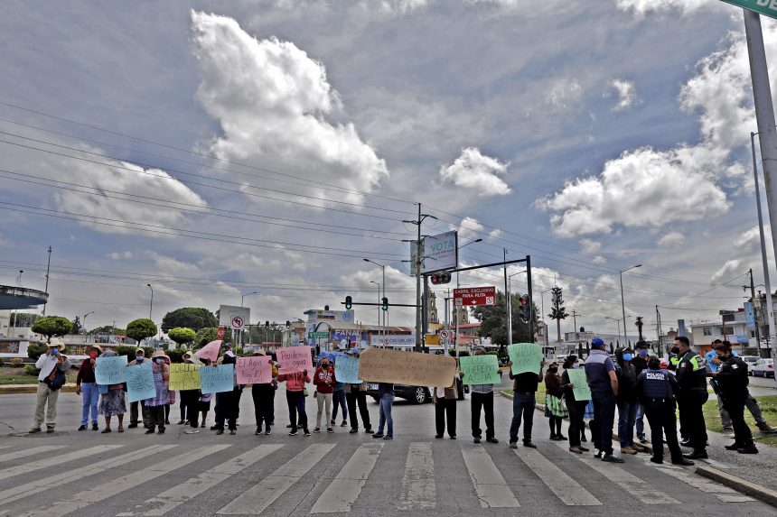 Familias de Canoa bloquean la China Poblana en la exigencia de agua potable