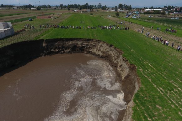 (VIDEO) ¡Socavón gigante en Zacatepec!