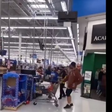 Cliente golpea a empleado de Walmart y termina en el piso