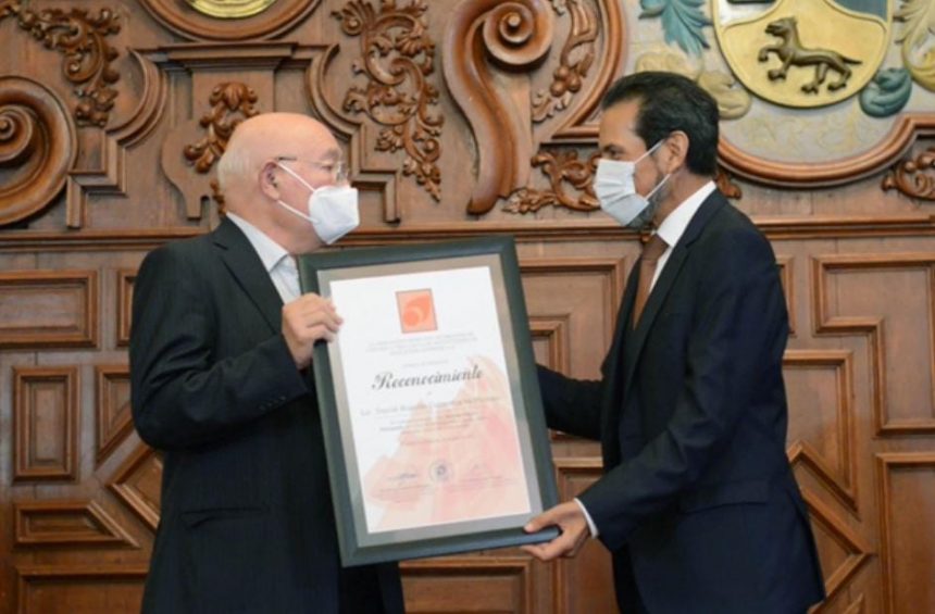 Entrega AMOCVIES la presea Servidor Público Distinguido al titular de la Auditoría Superior de la Federación