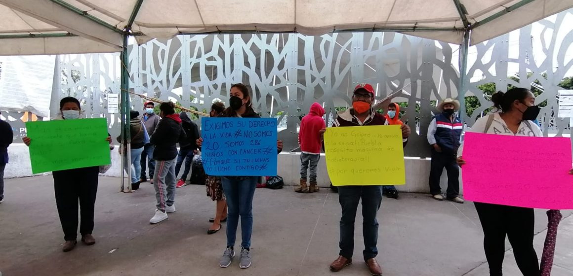 Padres de niños con cáncer exigen medicamentos frente al Hospital del Niño Poblano