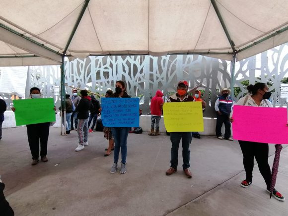 Padres de niños con cáncer exigen medicamentos frente al Hospital del Niño Poblano
