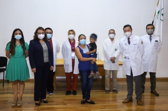 Benefician gobernador y presidenta del SEDIF a niño con padecimiento auditivo