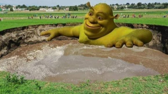 (FOTOS) Y no podían faltar los memes del socavón