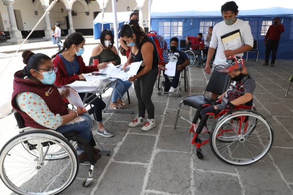 Con sillas de ruedas activas, SEDIF beneficia a 64 personas con discapacidad