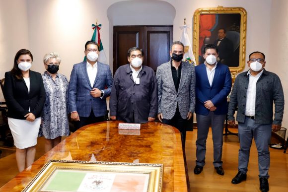 Llama Barbosa a la unidad al recibir a diputados priístas