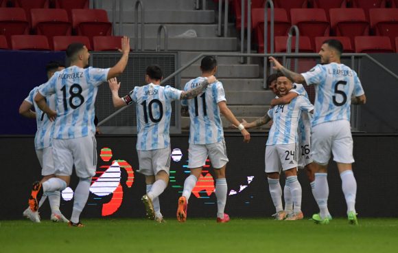Argentina venció a Paraguay y se encamina a los cuartos de final