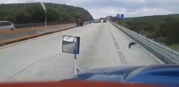 (VIDEO) Asaltan a familia sobre carretera en Nuevo León en plena luz del día