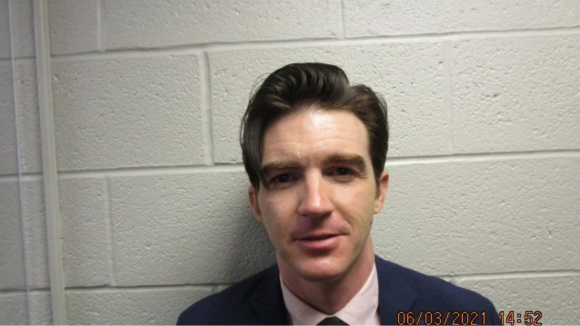 Drake Bell es arrestado, acusado de poner en peligro a niños.