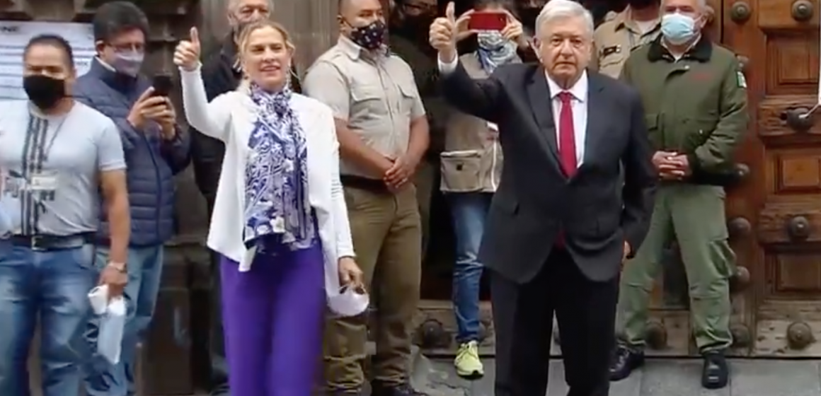 El presidente Andrés Manuel López Obrador y Gutiérrez Müller emiten su voto.