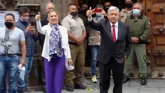 El presidente Andrés Manuel López Obrador y Gutiérrez Müller emiten su voto.