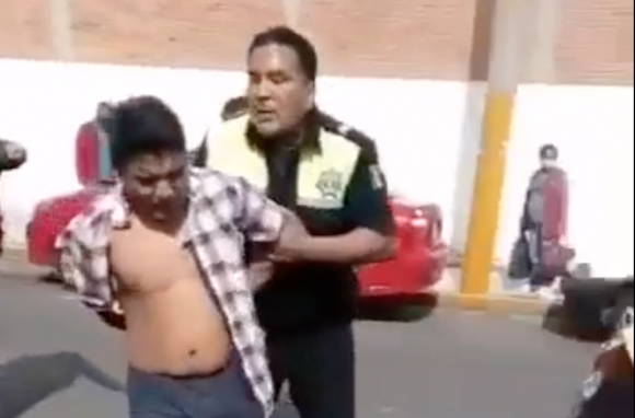 Agente de Tránsito pierde “tirito” contra automovilista y luego le dan montón