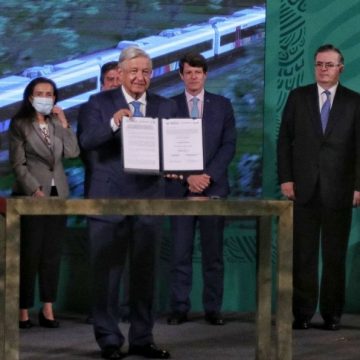 AMLO firma contrato con empresas para construir el Tren Maya; costará más de 36 mmdp
