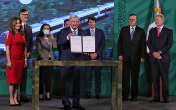 AMLO firma contrato con empresas para construir el Tren Maya; costará más de 36 mmdp