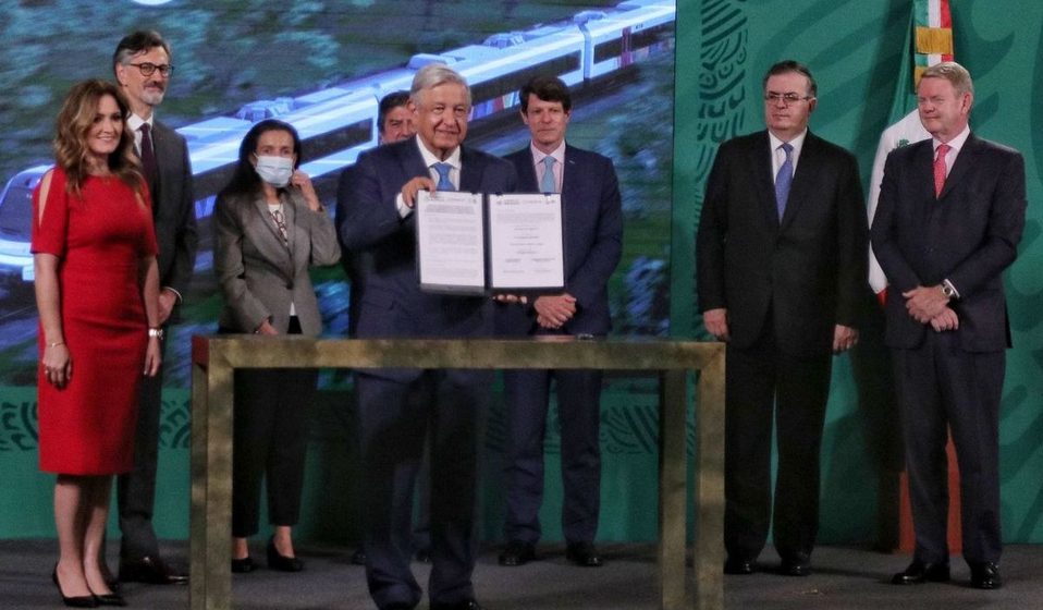 AMLO firma contrato con empresas para construir el Tren Maya; costará más de 36 mmdp